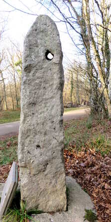 menhir de la Pierre percée - Yonne