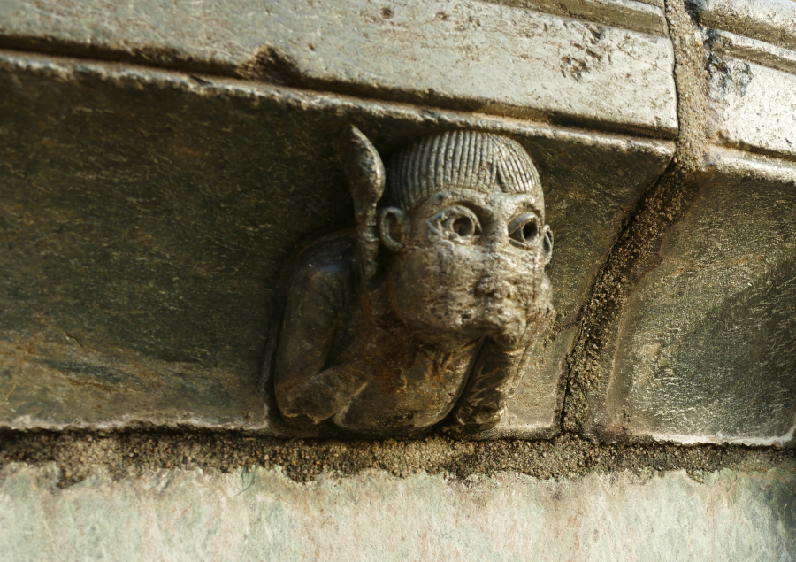 élément de fontaine en serpentine dans le cloître de Conques